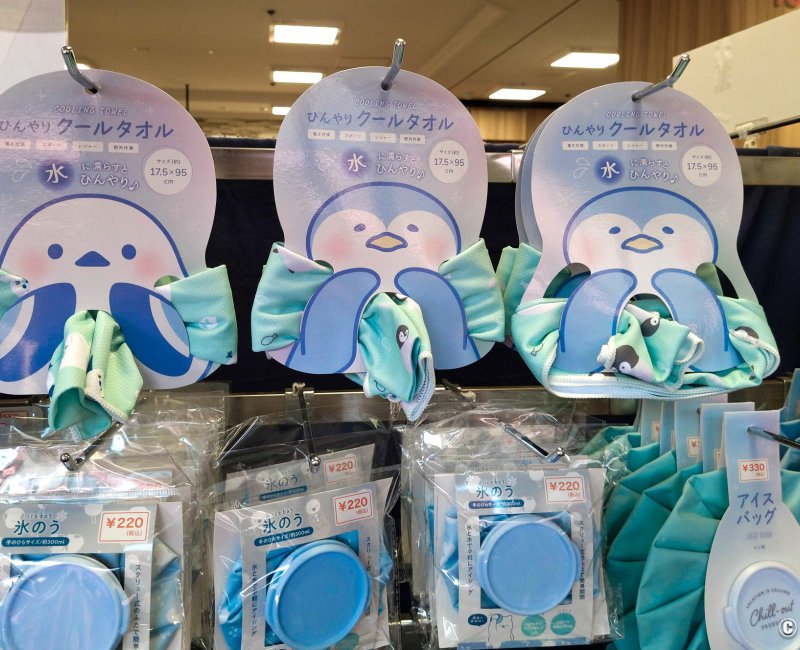 Chaleur en été au Japon,  rayon de serviettes rafraîchissantes au 100¥ Shop 