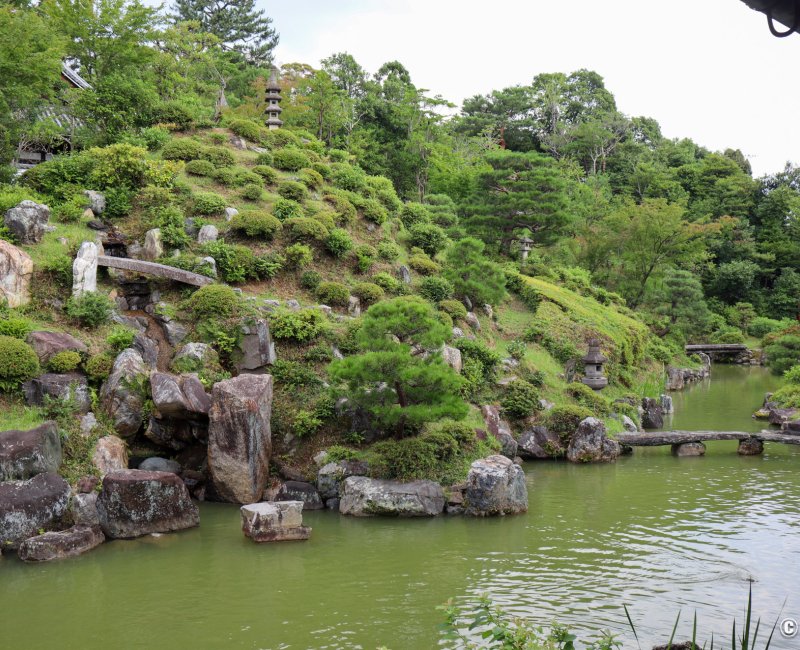 Chishaku-in (Kyoto), Colline aux azalées et petit étang du jardin scénique 2