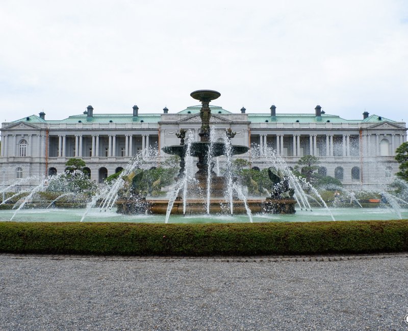 Palais d'Akasaka (Tokyo), Fontaine néo-baroque à l'arrière du bâtiment principal Palais d'Akasaka (Tokyo), Fontaine néo-baroque à l'arrière du bâtiment principal