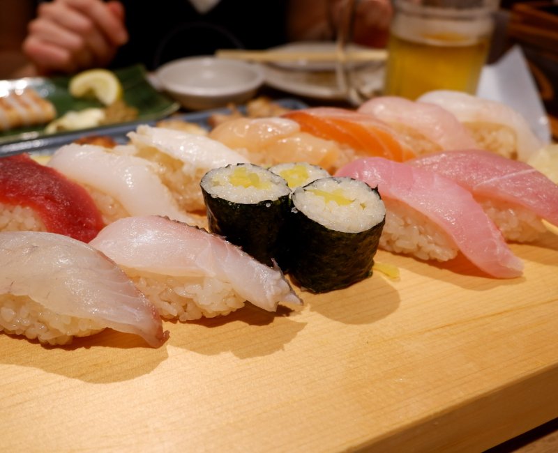 Tokyo Festival Restaurant - Bon Dance Izakaya (Kabukicho), plateau de sushis Tokyo Festival Restaurant - Bon Dance Izakaya (Kabukicho), plateau de sushis