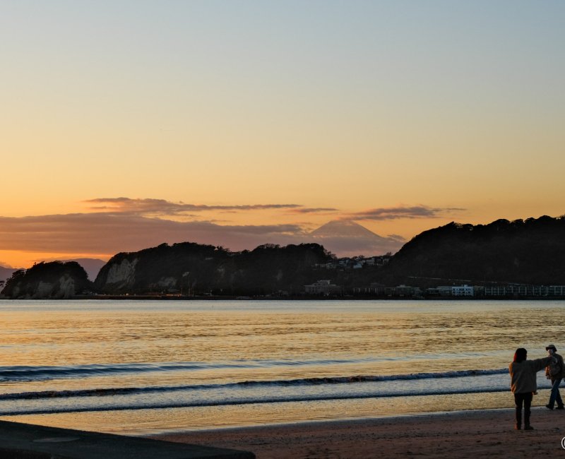 Kamakura, au soleil couchant sur la plage avec vue sur le Mont Fuji