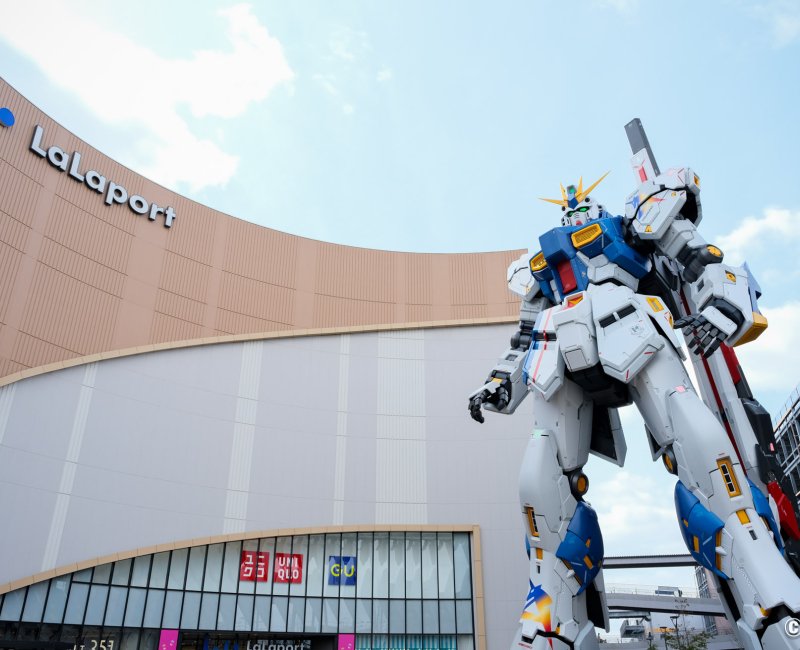 LaLaport Fukuoka, statue RX-93ff ν (Nu) Gundam à l'entrée du centre commercial LaLaport Fukuoka, statue RX-93ff ν (Nu) Gundam à l'entrée du centre commercial