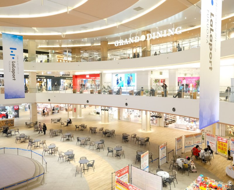 LaLaport Fukuoka, vue intérieure du centre commercial LaLaport Fukuoka, vue intérieure du centre commercial