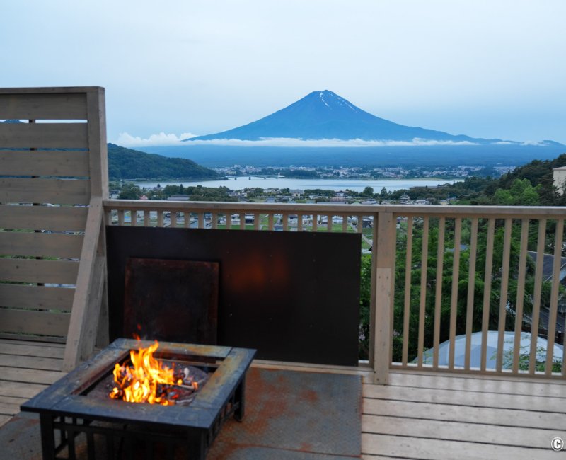 Mt.Fuji Glamping Terrace MINENOHANA (Kawaguchiko), espace feu de bois face au Mont Fuji
