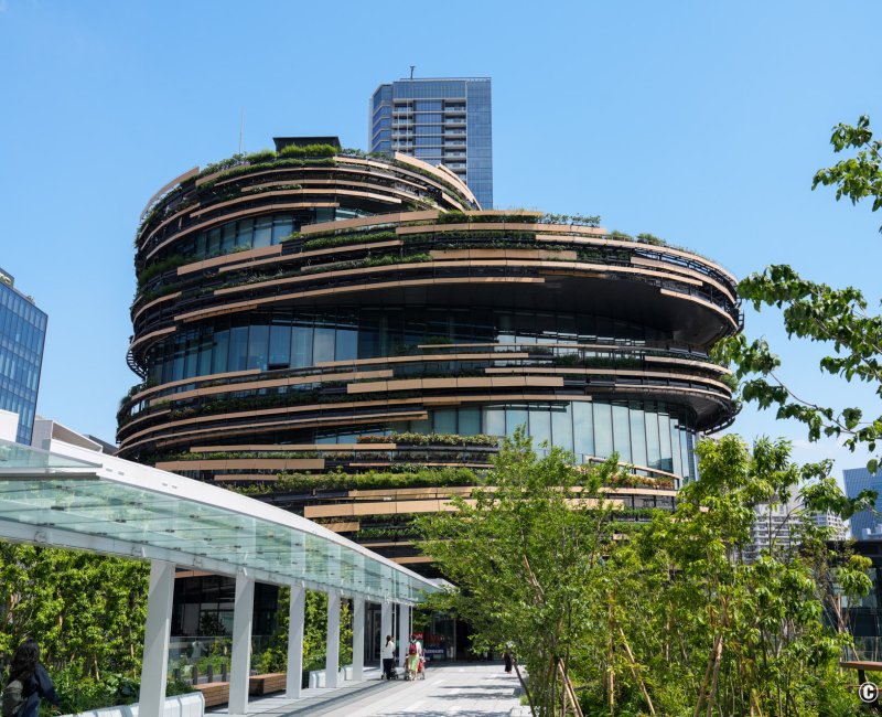 MoN Takanawa (Tokyo), Vue d'ensemble sur l'extérieur du musée et sa façade de bois et de verre MoN Takanawa (Tokyo), Vue d'ensemble sur l'extérieur du musée et sa façade de bois et de verre