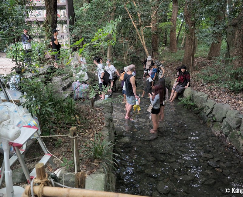 Tadasu no Mori (Kyoto), rituel Mitarashi-sai dans la rivière qui traverse la forêt en été