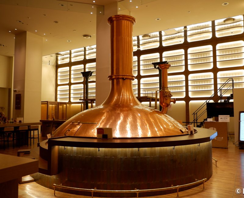 Musée Yebisu (Tokyo), Vue sur la cuve de fermentation en cuivre d'origine de la brasserie Yebisu Musée Yebisu (Tokyo), Vue sur la cuve de fermentation en cuivre d'origine de la brasserie Yebisu