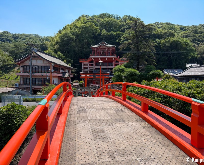 Fukuyama (préfecture d'Hiroshima), Vue sur le sanctuaire Kusado Inari-jinja depuis ses ponts rouges Fukuyama (préfecture d'Hiroshima), Vue sur le sanctuaire Kusado Inari-jinja depuis ses ponts rouges