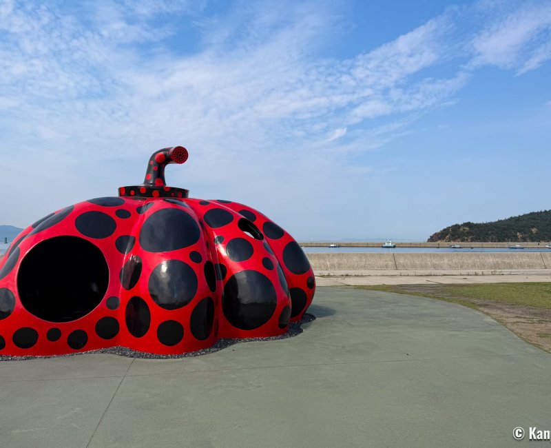 Naoshima, Port de Miyanoura, Œuvre Red Pumpkin by Yayoi Kusama Naoshima, Port de Miyanoura, Œuvre Red Pumpkin by Yayoi Kusama
