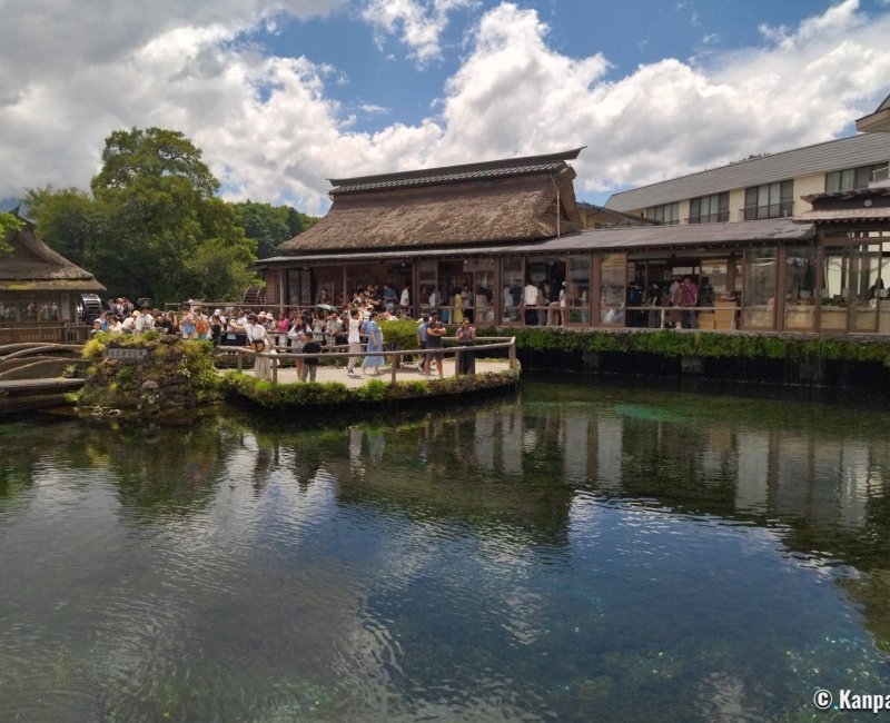 Oshino Hakkai (Fujiyoshida), Ilot sur l'étang Naka et maisons à toits de chaume des restaurants et boutiques du village Oshino Hakkai (Fujiyoshida), Ilot sur l'étang Naka et maisons à toits de chaume des restaurants et boutiques du village