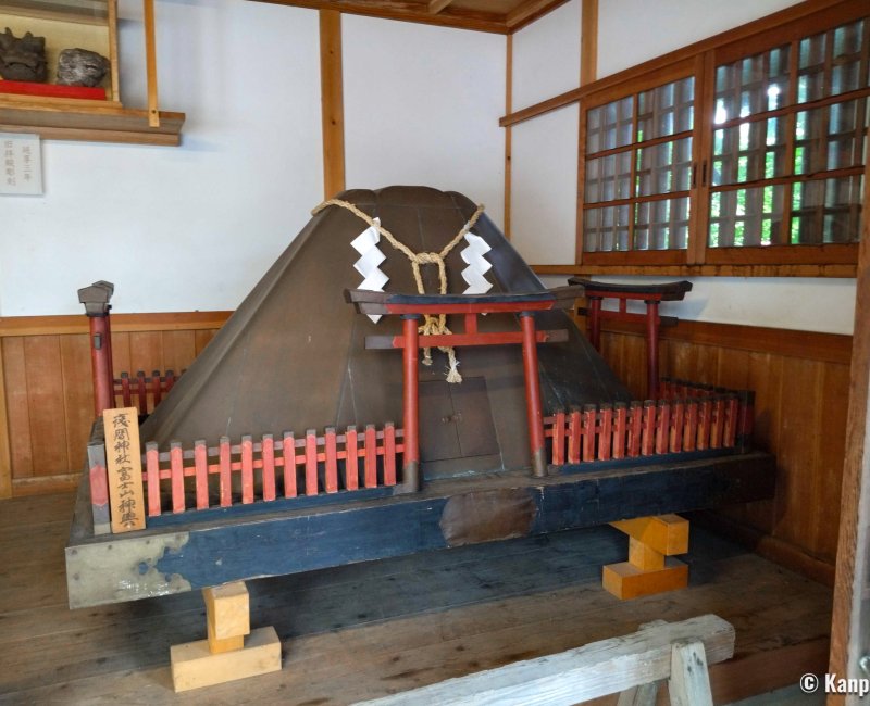 Oshino Hakkai (Fujiyoshida), Représentation du Mont Fuji au sanctuaire Sengen-jinja Oshino Hakkai (Fujiyoshida), Représentation du Mont Fuji au sanctuaire Sengen-jinja