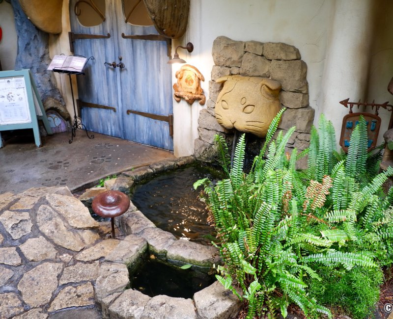 Kichijoji Petit Mura (Tokyo), Fontaine décorée d'une tête de chat dans le jardin Kichijoji Petit Mura (Tokyo), Fontaine décorée d'une tête de chat dans le jardin