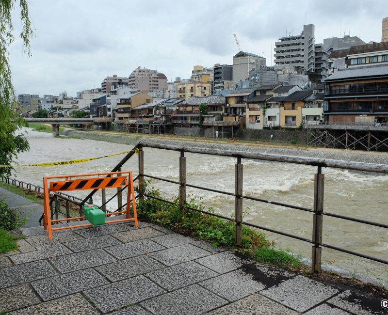 Kyoto, inondations de la rivière Kamogawa en été après tempête tropicale (2) Kyoto, inondations de la rivière Kamogawa en été après tempête tropicale (2)