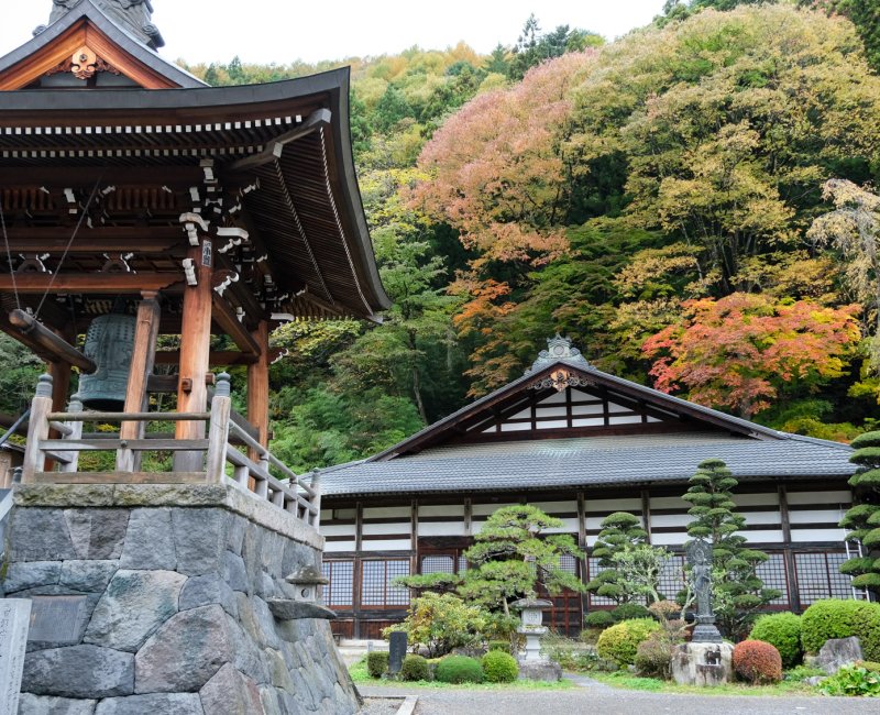 Narai-juku (préfecture de Nagano), Clocher du temple Chosen-ji en automne Narai-juku (préfecture de Nagano), Clocher du temple Chosen-ji en automne