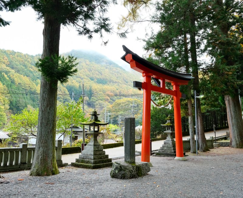 Narai-juku (préfecture de Nagano), Torii du sanctuaire Shizumine-jinja avec vue sur la vallée en automne Narai-juku (préfecture de Nagano), Torii du sanctuaire Shizumine-jinja avec vue sur la vallée en automne