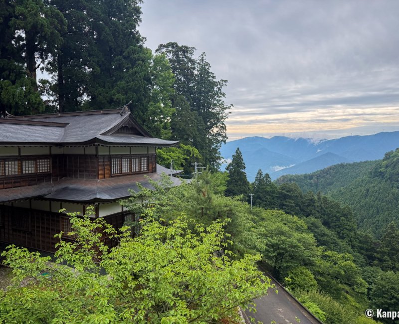 Pèlerinage de Shikoku, vue sur les montagnes depuis l'enceinte du Shosan-ji (12e temple) Pèlerinage de Shikoku, vue sur les montagnes depuis l'enceinte du Shosan-ji (12e temple)