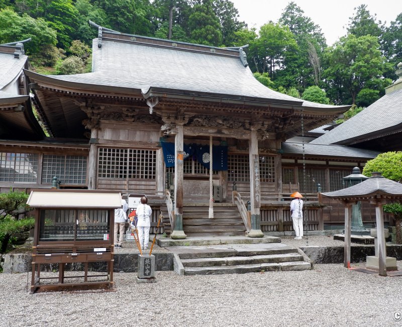 Pèlerinage de Shikoku, pèlerins en prière au Shosan-ji (12e temple) Pèlerinage de Shikoku, pèlerins en prière au Shosan-ji (12e temple)