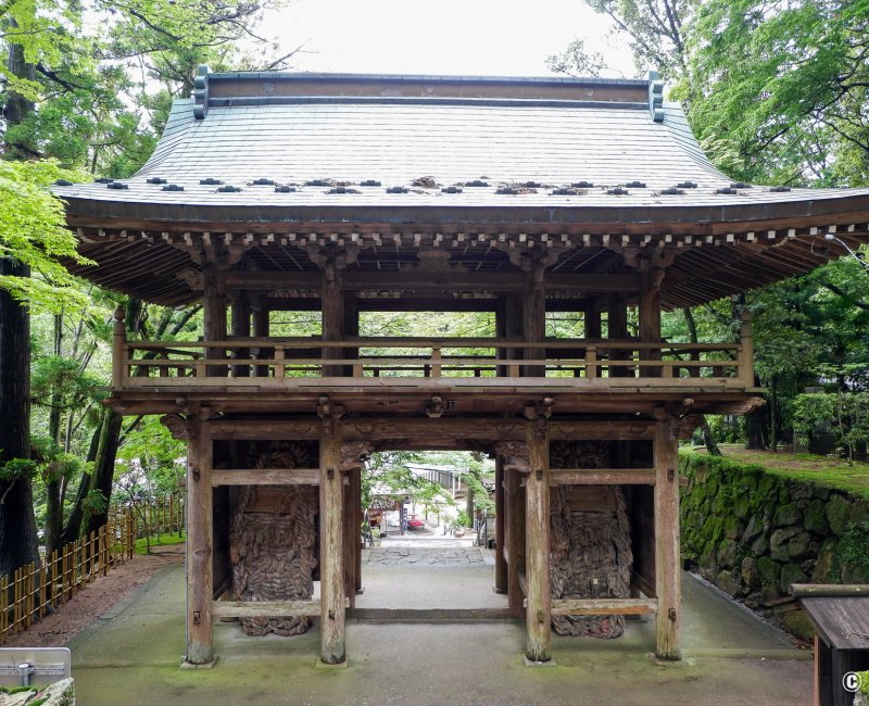 Pèlerinage de Shikoku, porte avec sandales de pèlerin du Okubo-ji (88e temple) Pèlerinage de Shikoku, porte avec sandales de pèlerin du Okubo-ji (88e temple)