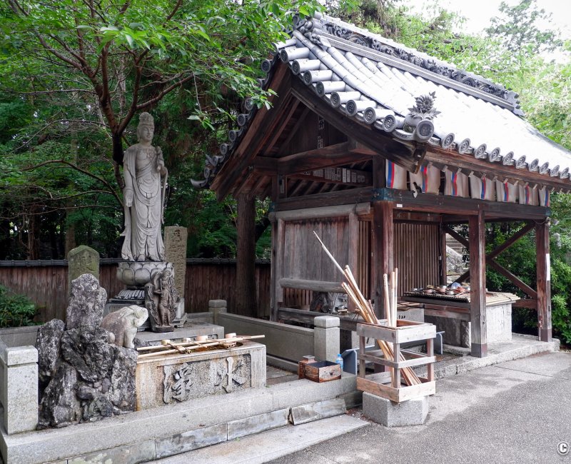 Pèlerinage de Shikoku, pavillon d'ablutions avec bâtons de pèlerins du Ryozen-ji (1er temple) Pèlerinage de Shikoku, pavillon d'ablutions avec bâtons de pèlerins du Ryozen-ji (1er temple)