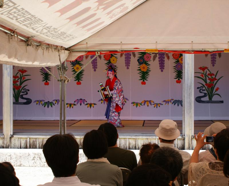 Performance artistique au château de Shuri (en 2009) Performance artistique au château de Shuri (en 2009)