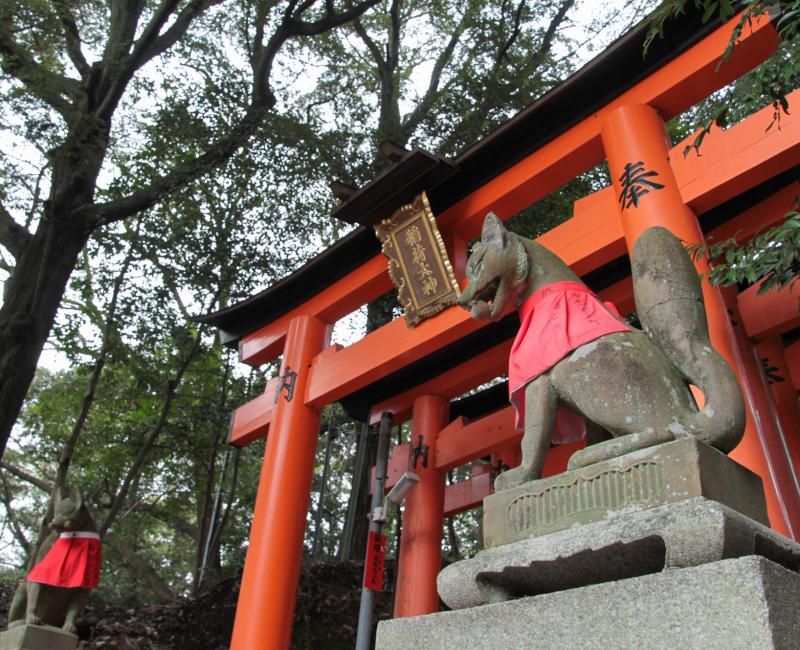 Fushimi Inari Taisha (Kyoto), statues de renard Kitsune, messager du dieu Inari Fushimi Inari Taisha (Kyoto), statues de renard Kitsune, messager du dieu Inari