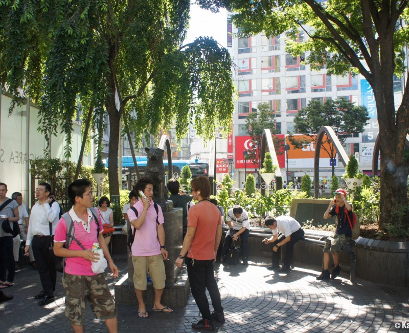 Fumeurs et personnes attendant leur rendez-vous auprès de la statue de Hachiko à Shibuya (Tokyo) 2 Fumeurs et personnes attendant leur rendez-vous auprès de la statue de Hachiko à Shibuya (Tokyo) 2