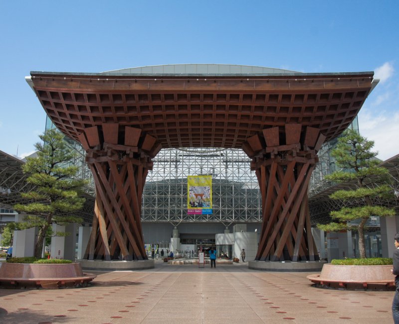 Kanazawa, porte Tsuzumi-mon devant la gare JR 2