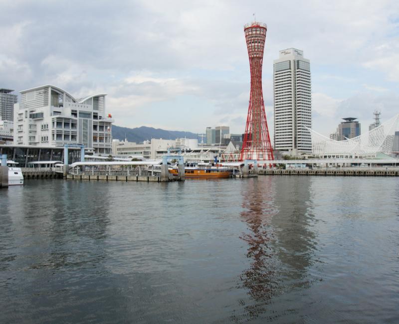 Kobe (Hyogo), vue sur le port avec la tour de Kobe Kobe (Hyogo), vue sur le port avec la tour de Kobe