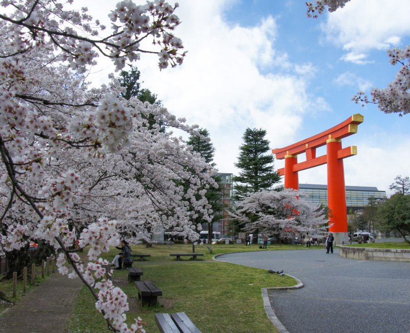 Torii du sanctuaire Heian-jingu près du Canal Okazaki Torii du sanctuaire Heian-jingu près du Canal Okazaki