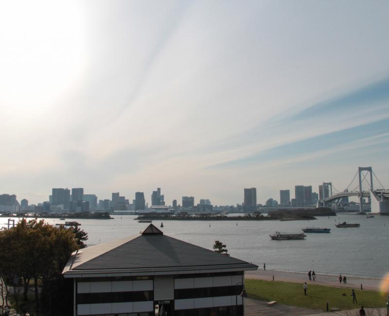 Plage Odaiba avec vue sur les bateaux, le pont Rainbow Bridge et Tokyo