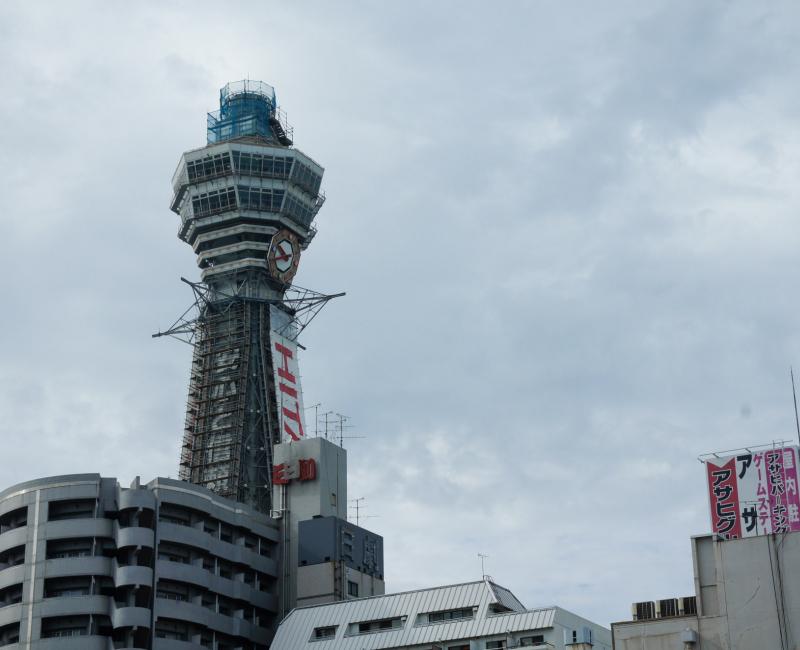Tour Tsutenkaku dans le quartier de Shinsekai à Osaka 2 Tour Tsutenkaku dans le quartier de Shinsekai à Osaka 2