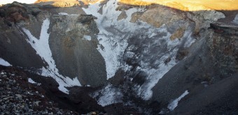 Ascension du Mont Fuji, vue sur le cratère volcanique