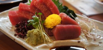 Assiette de sashimi de thon avec Wasabi et Shoyu pour assaisonner