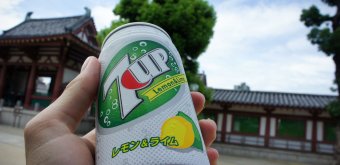 Osaka, exemple de boisson gazeuse 7 Up vendue au distributeur automatique