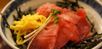 Donburi Maguro-don (riz et thon rouge en sashimi) 