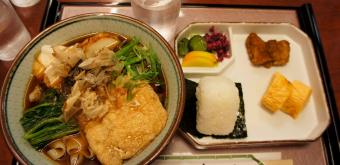 Menu japonais avec bol de nouilles Kitsune Udon et riz Onigiri à Osaka