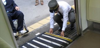 Installation d'une rampe d'accès pour monter dans le train au Japon
