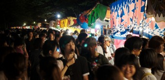 Tenjin Matsuri à Osaka, Spectateurs et stands de festivals 4