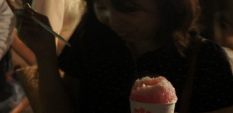 Tenjin Matsuri à Osaka, Spectateur dégustant une glace Kakigori