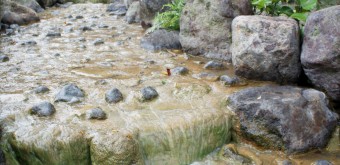 Jigoku Meguri à Beppu, Lit de rivière plein de roches