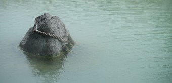 Jigoku Meguri à Beppu, Pierre surmontée d'une corde shimenawa à Kamado-jigoku