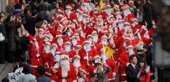 Défilé de pères Noel au Japon