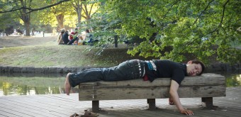Parc Yoyogi à Tokyo, Homme endormi sur un banc de bois