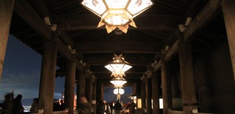 Kiyomizu-dera, Pavillon principal de nuit durant un light-up momiji