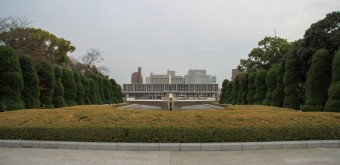 Musée du Mémorial pour la Paix à Hiroshima et le Cénotaphe dans le Parc du Mémorial pour la Paix