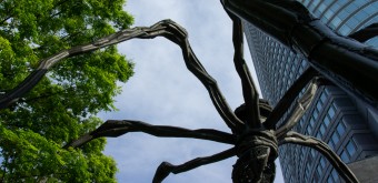 Sculpture Maman de Louise Bourgeois à la base de Mori Tower 3