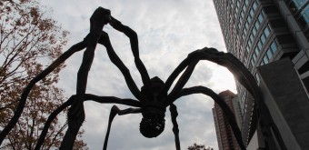 Sculpture Maman de Louise Bourgeois à la base de Mori Tower 2