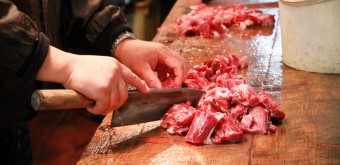 Marché aux poissons de Tsukiji, Poissonnier découpant un poisson