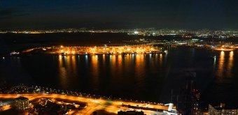 Vue nocturne sur l'île de Yumeshima en 2014 depuis l'observatoire du Sakishima Building