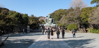 Kotoku-in (Kamakura), Visiteurs près de la grande statue en bronze de Bouddha 3